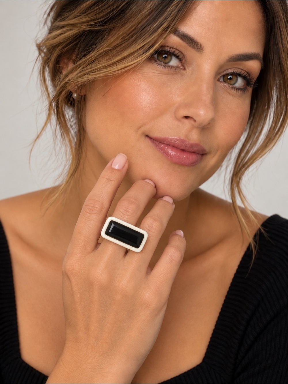 Brand New Mod Black & Ivory Acrylic Statement Ring – Retro Geometric Chunky Ring